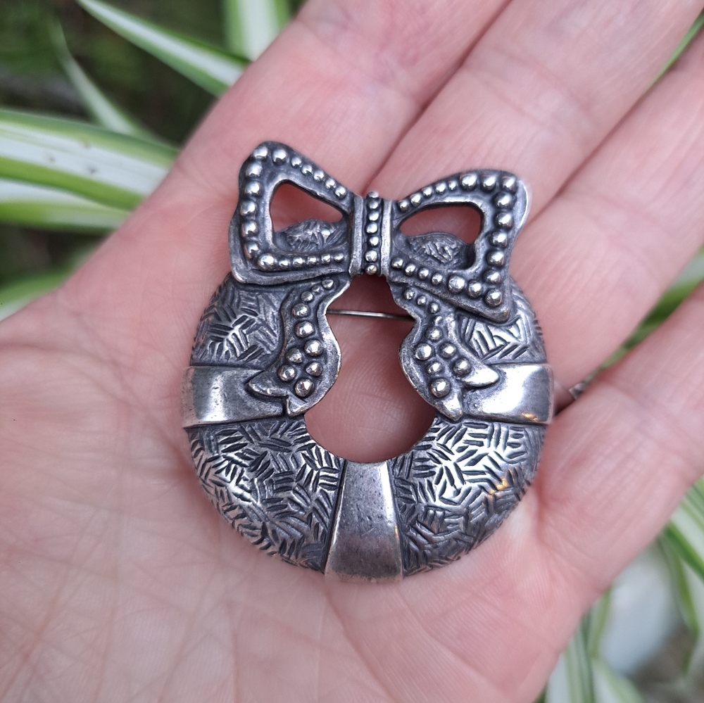 Newpro Christmas Wreath Pewter Brooch Pin